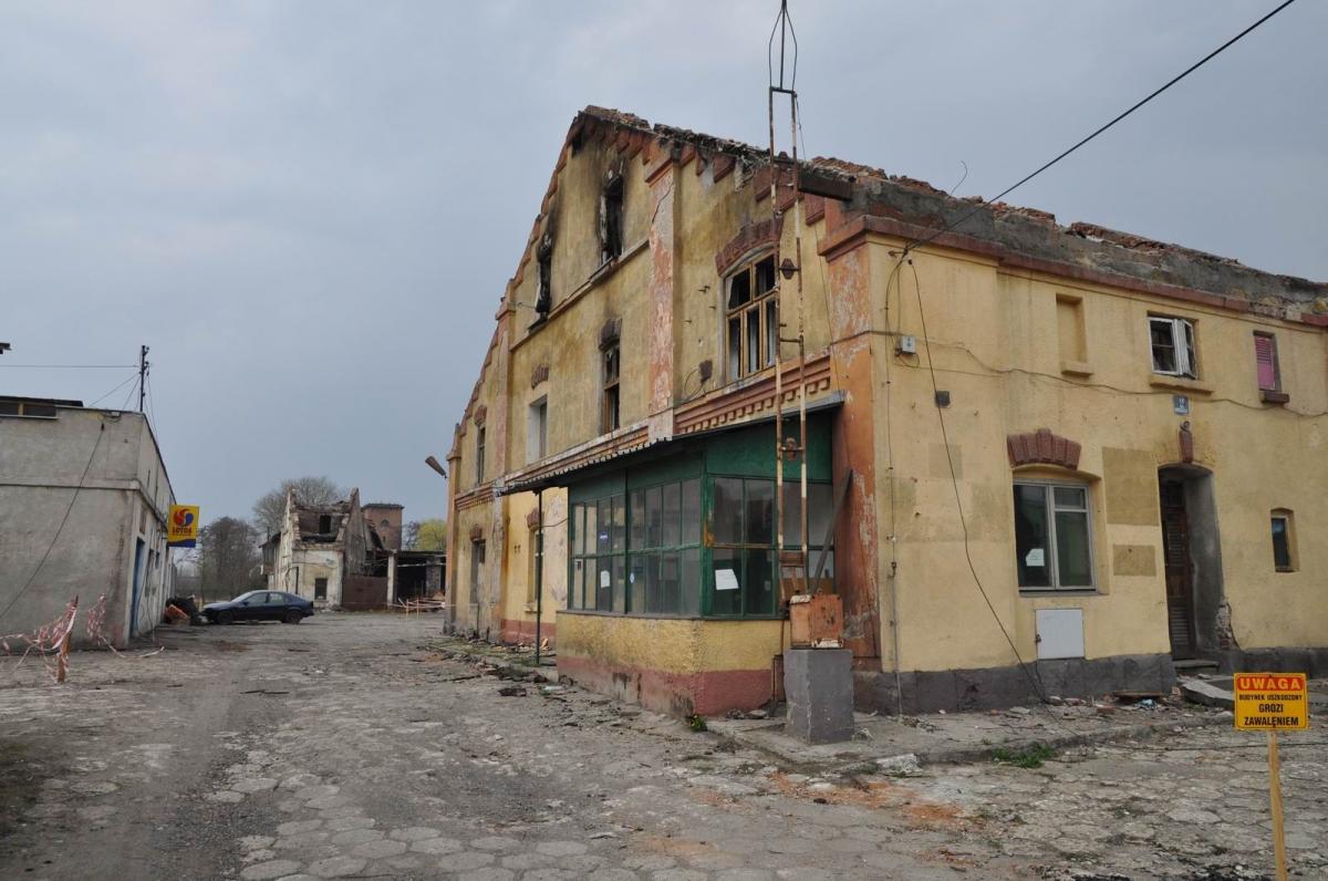 Tak wygląda pogorzelisko dzisiaj. Na teren nie można wejść.<br/>fot.Paweł Bugira