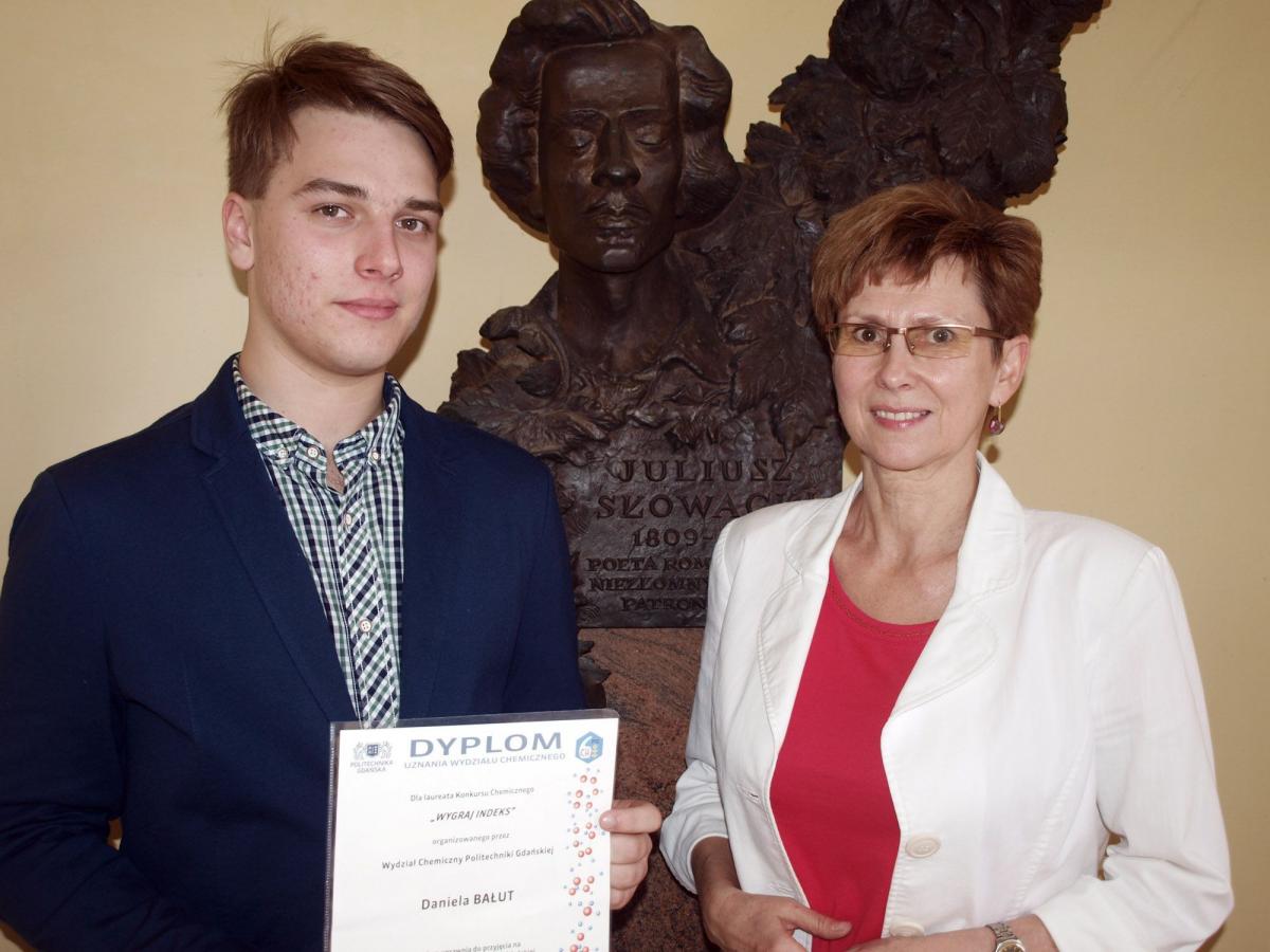Daniela Bałuta (z lewej) do sukcesów chemicznych prowadzi nauczyciel tego przedmiotu Katarzyna Harasimowicz-Gąska.<br/>fot.Mariusz Godos