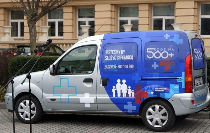 Tak wygląda samochód promujący program „Rodzina 500 plus”. Do końca czerwca br. identyczne odwiedzą każdy region w Polsce.<br/>fot.PUW Rzeszów
