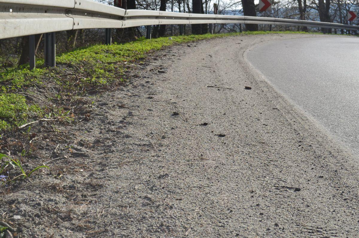 Praktycznie całe pobocze (40 – 50 cm) na niektórych odcinkach drogi wojewódzkiej 884 pokryte jest piachem. <br/>fot.Aleksandra Białoń