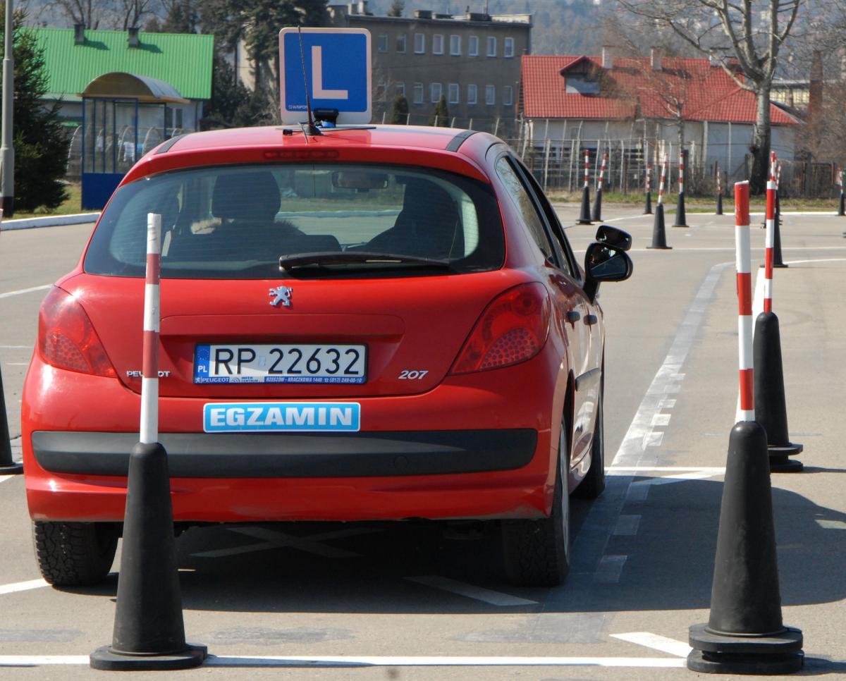 Egzamin praktyczny na placu składa się z 3 zagadnień, w tym ruszania z miejsca oraz jazdy pasem ruchu do przodu i tyłu.<br/>fot.zbiory własne