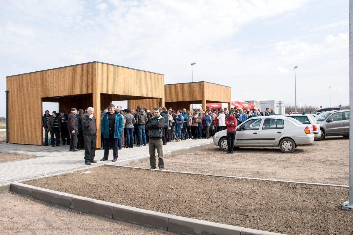  Nowe wiaty handlowe na gminnym targowisku.<br/>fot.Marcin Materniak