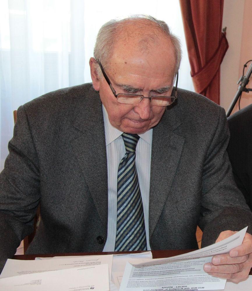 Marian Janusz zadbał, by zgłaszane przez mieszkańców skargi były załatwione starannie.<br/>fot.Roman Kijanka