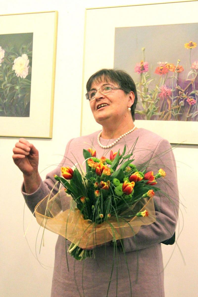 Elżbieta Czyż podczas otwarcia swojej wystawy w Galerii „12”.<br/>fot.Jacek Szwic
