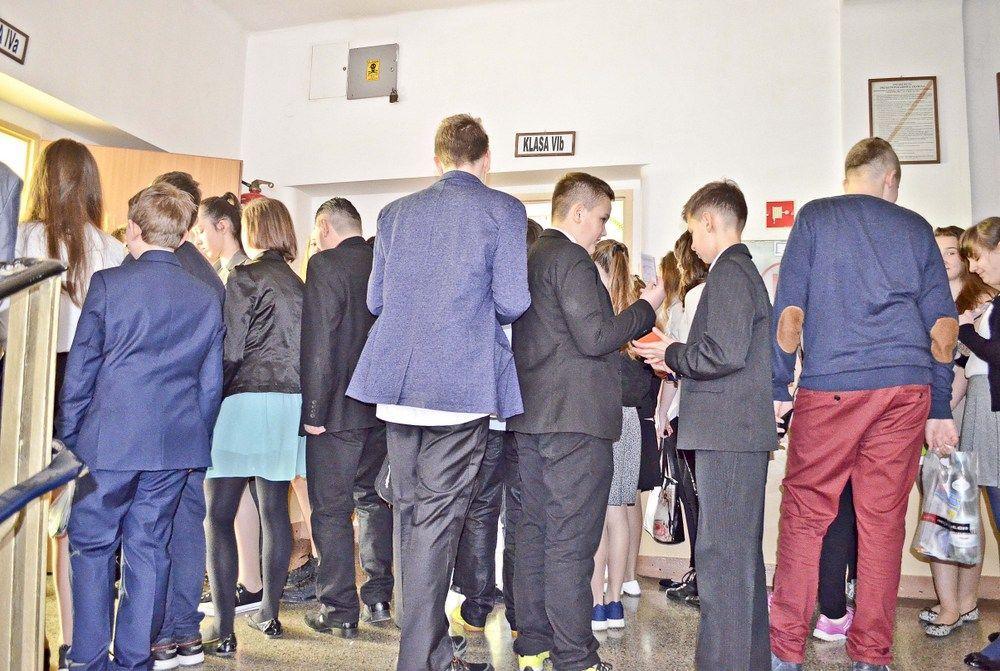 Szóstoklasiści tuż przed rozpoczęciem pierwszej części sprawdzianu. W tym roku do sprawdzianu przystąpili dwunastolatkowie oraz ich o rok młodsi koledzy i koleżanki, którzy rozpoczęli edukację w szkole podstawowej jako sześciolatki.<br/>fot.Aleksandra Białoń