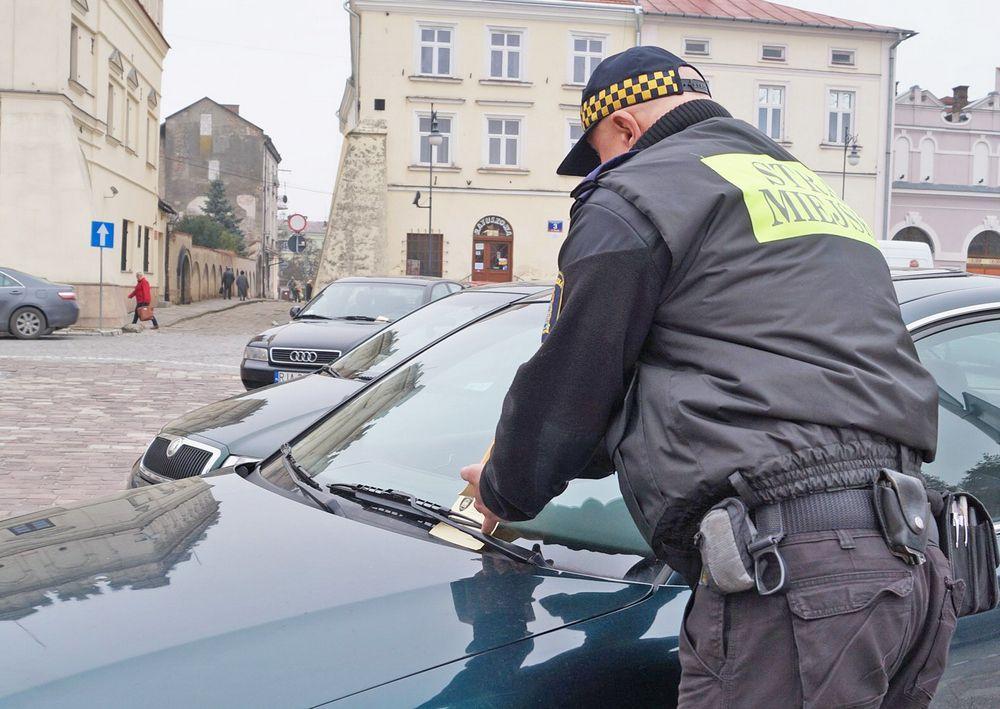 – Taka forma upomnienia może zdyscyplinować kierowców – uważają strażnicy miejscy. <br/>fot.Bogusława Pajda