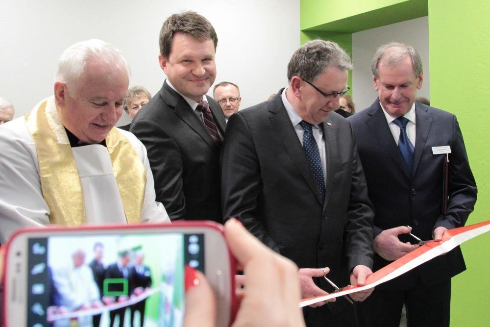 Uroczystego przecięcia wstęgi dokonali: Stanisław Krasny, dyrektor COM, Tadeusz Chrzan, starosta jarosławski, Jarosław Homa, konsultant wojewódzki radiologii i diagnostyki obrazowej oraz Andrzej Surowiec, archiprezbiter jarosławski.<br/>fot.Roman Kijanka
