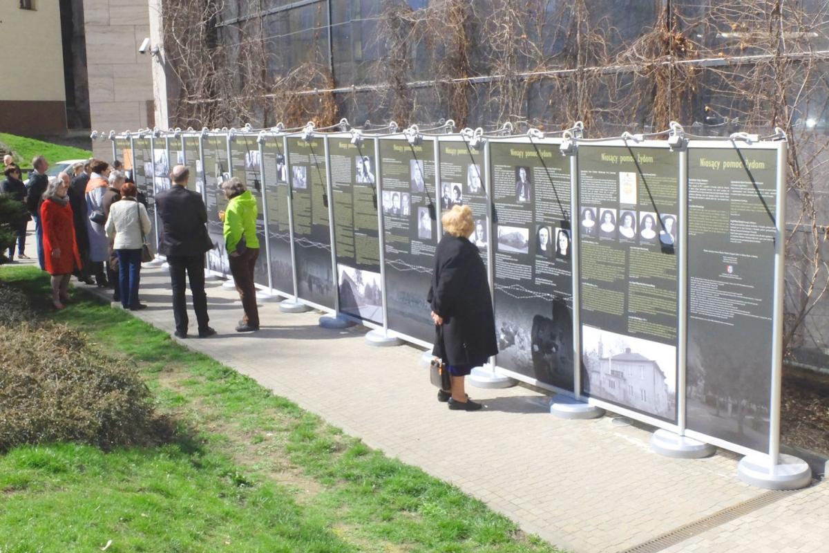 Plenerowa wystawa obok muzeum cieszy się dużą popularnością.  <br/>fot.Jacek Szwic