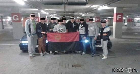 Autorzy podają dwa przykłady takich działań. Pierwszy to prowadzone od 14 października 2014 r. przez przemyską policję i prokuraturę śledztwo w sprawie demonstrowania czerwono-czarnej flagi przez ukraińskich studentów w Przemyślu, w rocznicę powstania UPA w podziemiach Galerii Sanowa.<br/>fot.www.kr