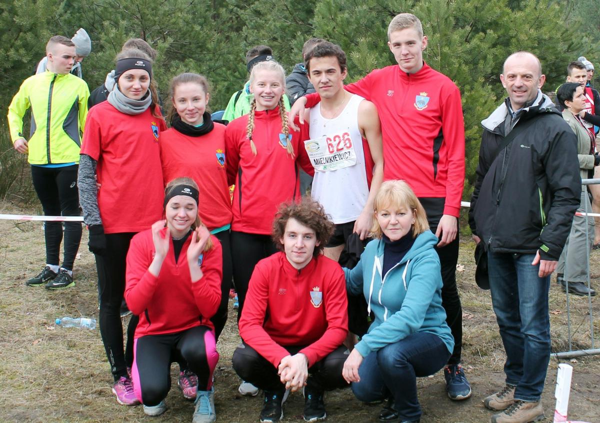 Reprezentacja UKS „Tempo 5” Przemyśl podczas Mistrzostw Polski w przełajach.<br/>fot.ze zbiorów własnych