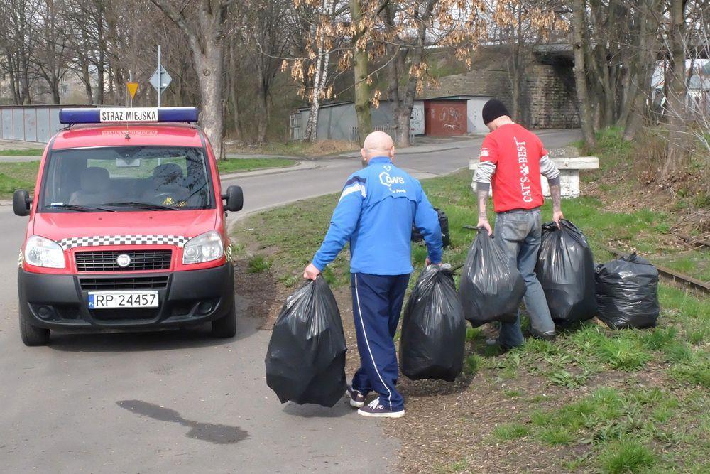Zbieranie śmieci w okolicy ulicy Nestora.<br/>fot.Jacek Szwic