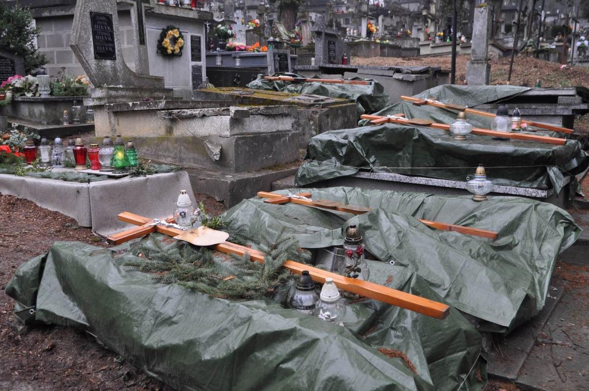 Uszkodzone nagrobki czekają na naprawę od jesieni.<br/>fot.Paweł Bugira