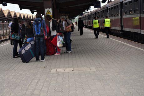 Funkcjonariusze Straży Ochrony Kolei zapowiadają bezwzględne karanie osób, które łamią przepisy na terenach kolejowych.<br/>fot.Paweł Bugira