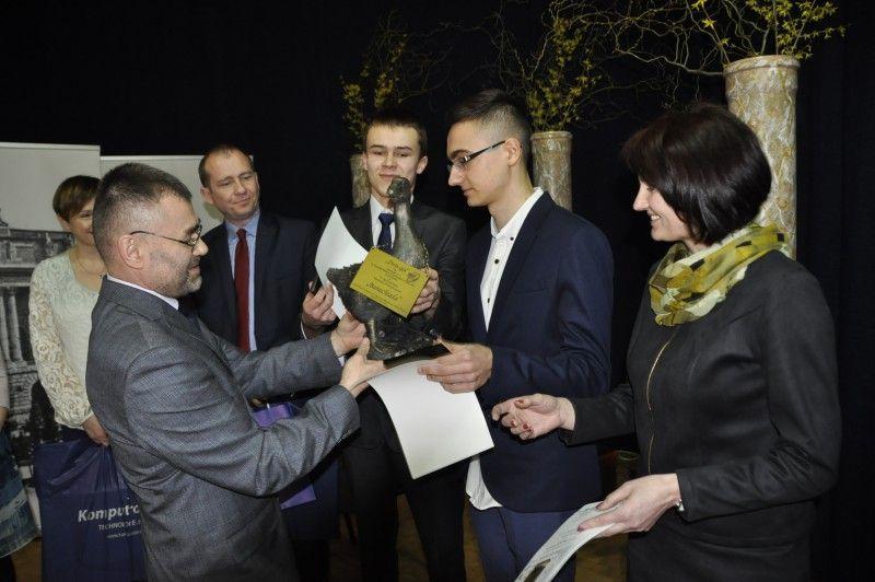 Dyrektor szkoły Adam Tomaszewski wręcza symboliczną „Gęś”.<br/>fot.UM Jarosław