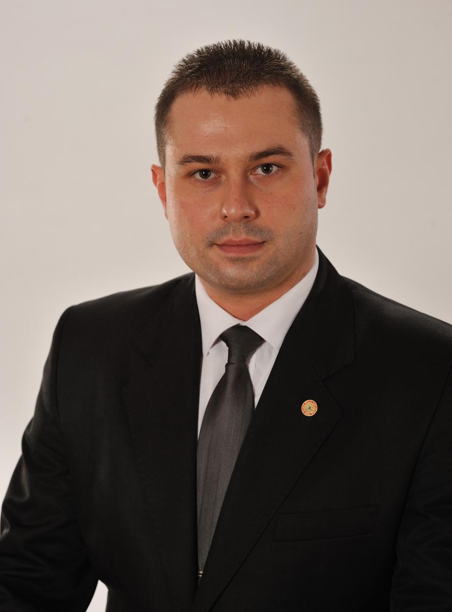 35-letni Maciej Szeremeta to magister prawa, pracownik banku, były członek Stowarzyszenia dla Przemyśla Regia Civitas, instruktor w 2-letnim Elitarnym Studium Służb Ochrony „Delta” w Przemyślu. W konkursie spełnił wszystkie wymagania stawiane przed kandydatem.<br/>fot.ze zbiorów własnych