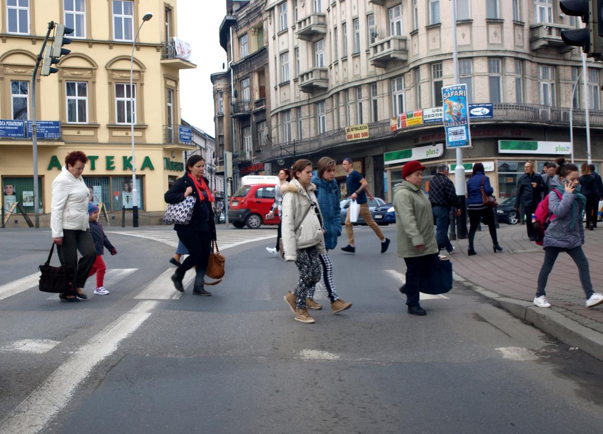 Piesi na przejściu przy ulicy Mickiewicza przechodzą „na czuja”, bo wiedzą, że w tym miejscu jest przejście. Białe pasy dawno się starły.<br/>fot.Mariusz Godos