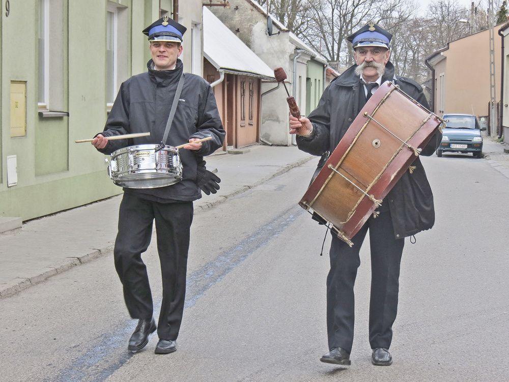 Przeworscy dobosze wędrówkę ulicami miasta rozpoczynają w Wielki Czwartek.<br/>fot.Barbara Chmura