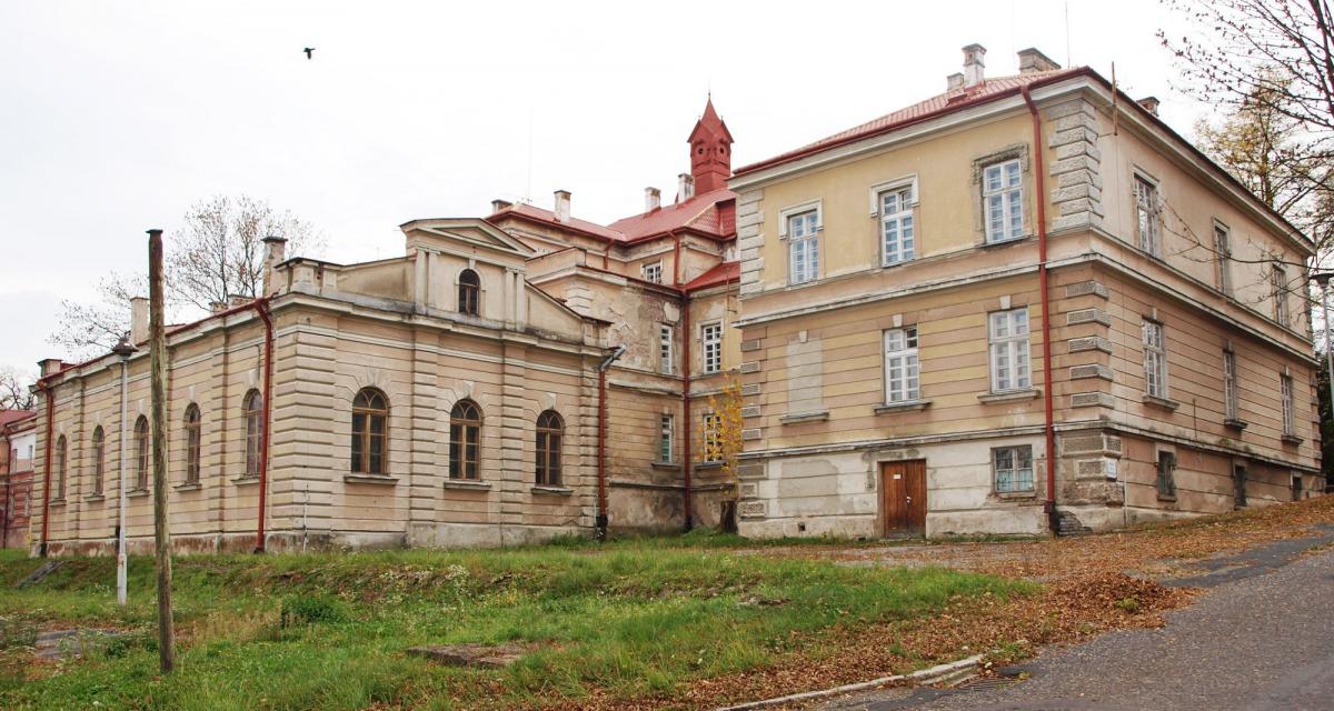 W niezagospodarowanych budynkach na terenie szpitala przy ulicy Słowackiego w Przemyślu na pewno nie powstanie ośrodek dla cudzoziemców. Są plany, aby zlokalizować w nich Centrum Hospicyjno-Opiekuńcze „Betania” im. św. Łazarza.<br/>fot.Mariusz Godos