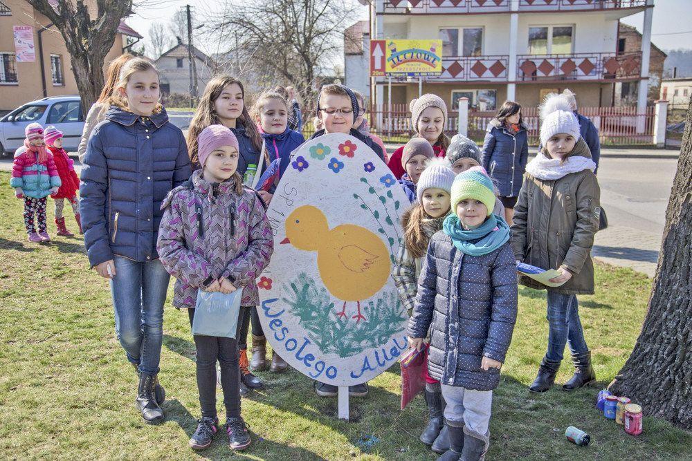 Spotkanie było okazją do  twórczej zabawy, w której efekcie powstały kolorowe pisanki w rozmiarze XXL.<br/>fot.Kamil Jacek Zarański