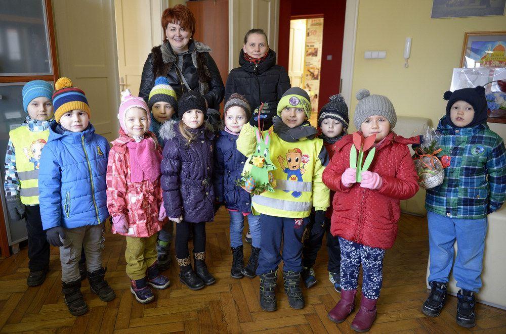 Sympatyczne przedszkolaki z „Promyczka” w naszych progach.<br/>fot.zbiory własne