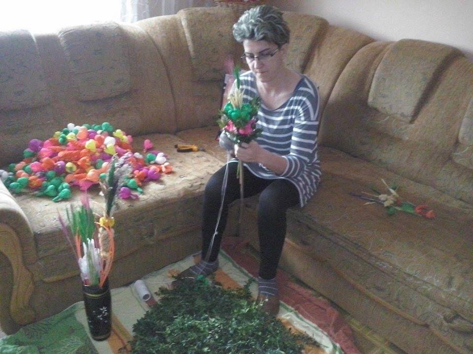 Kiedy wszystkie materiały są gotowe, Iwona Sałamaj zabiera się za tworzenie palm wielkanocnych.<br/>fot.Monika Maj-Lichończak