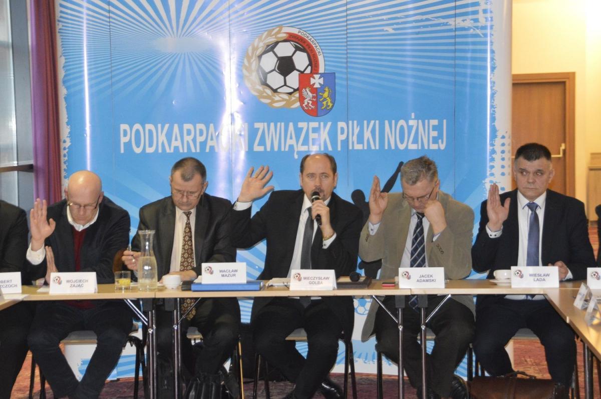 Zarząd Podkarpackiego ZPN podczas jednego z głosowań.<br/>fot.ze zbiorów własnych