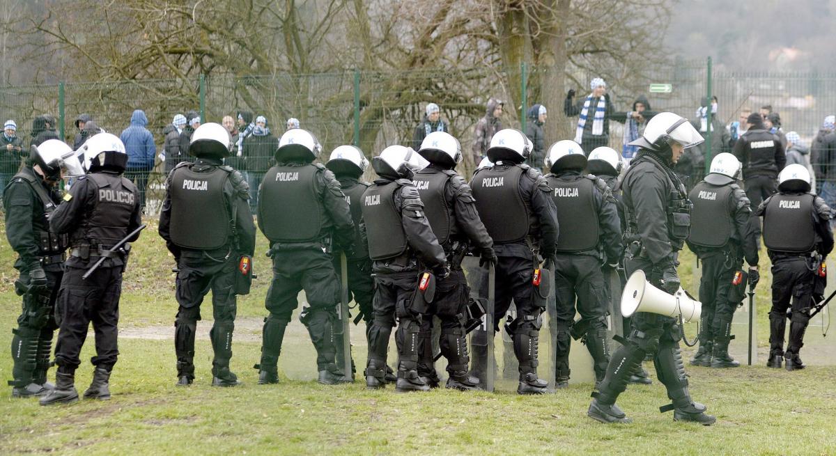 Pytanie, kto zdecydował, aby dopuścić do przyjazdu kibiców z Rzeszowa, a następnie nie wpuścić ich na stadion, pozostanie pewnie bez odpowiedzi. A za takie sceny jak na zdjęciu zapłaci zwykły obywatel!<br/>fot.zbiory własne