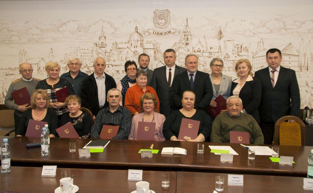Burmistrz Krzysztof Szpyt wręczył radnym nominacje.<br/>fot.Marcin Materniak