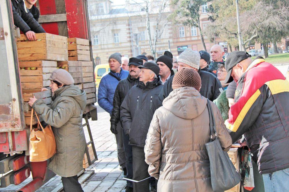 W tym roku nie było problemów z darmowymi jabłkami.<br/>fot.Roman Kijanka