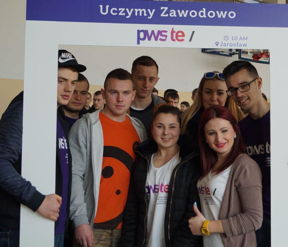Studenci prezentują nowe logo uczelni.<br/>fot.Bogusława Pajda