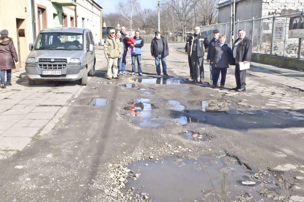 – Jak długo można mieszkać przy zrujnowanej ulicy? – pytają mieszkańcy. <br/>fot.Jacek Szwic