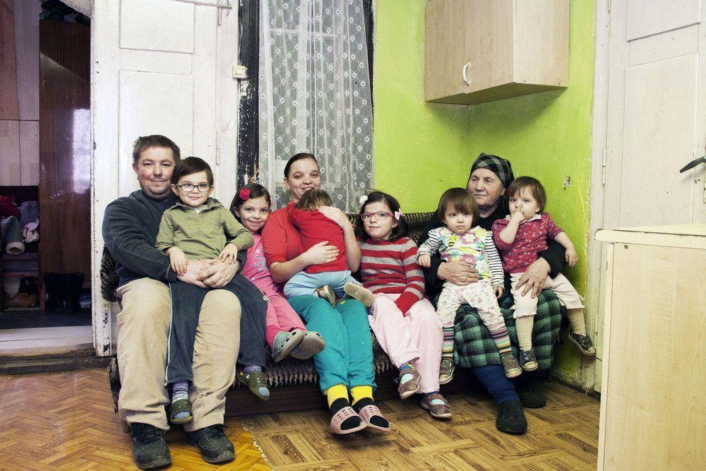 Agnieszka i Marek Serafinowie z dziećmi Kamilą, Kasią, Kacprem, Wiktorią, Wiolettą, Basią i babcią Rozalią. <br/>fot.Marcin Materniak