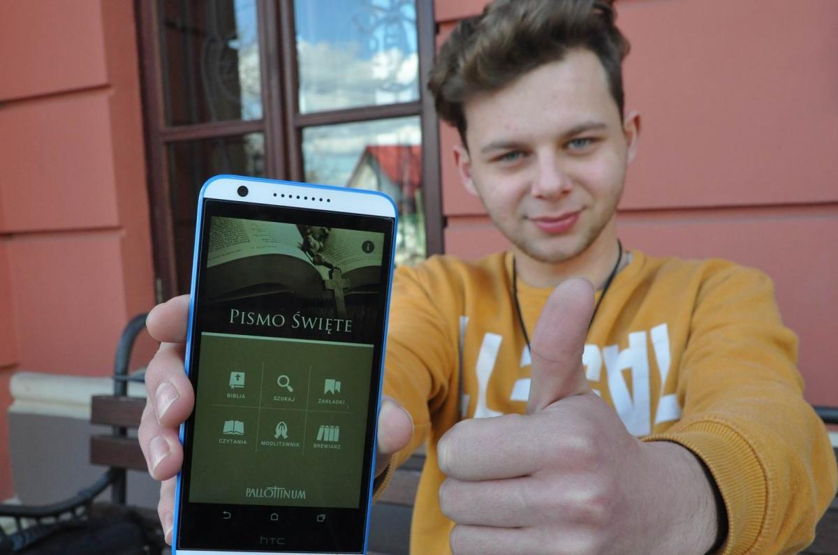 – Pismo Święte i modlitewnik w telefonie to świetny pomysł – uważa Dawid Krzeptoń.<br/>fot.Paweł Bugira