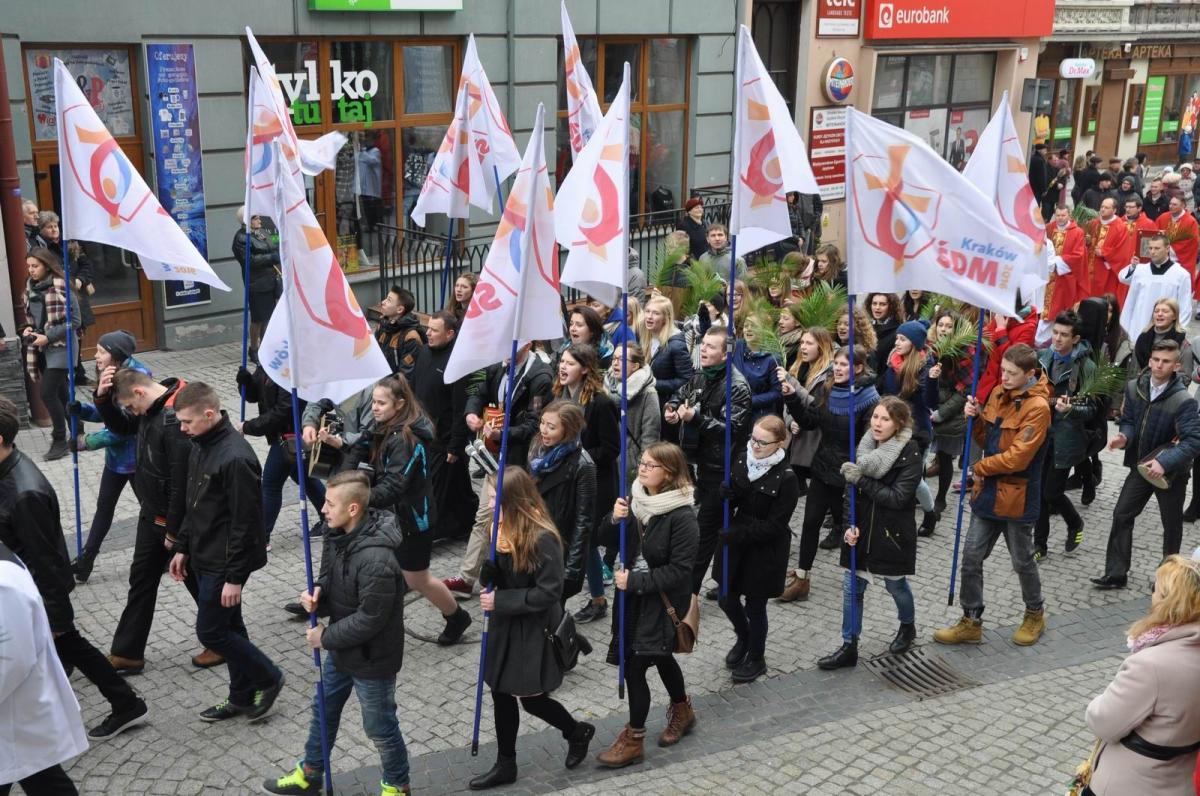 Młodzież z flagami Światowych Dni Młodzieży i śpiewem na ustach przeszła z placu Niepodległości do archikatedry.<br/>fot.Paweł Bugira