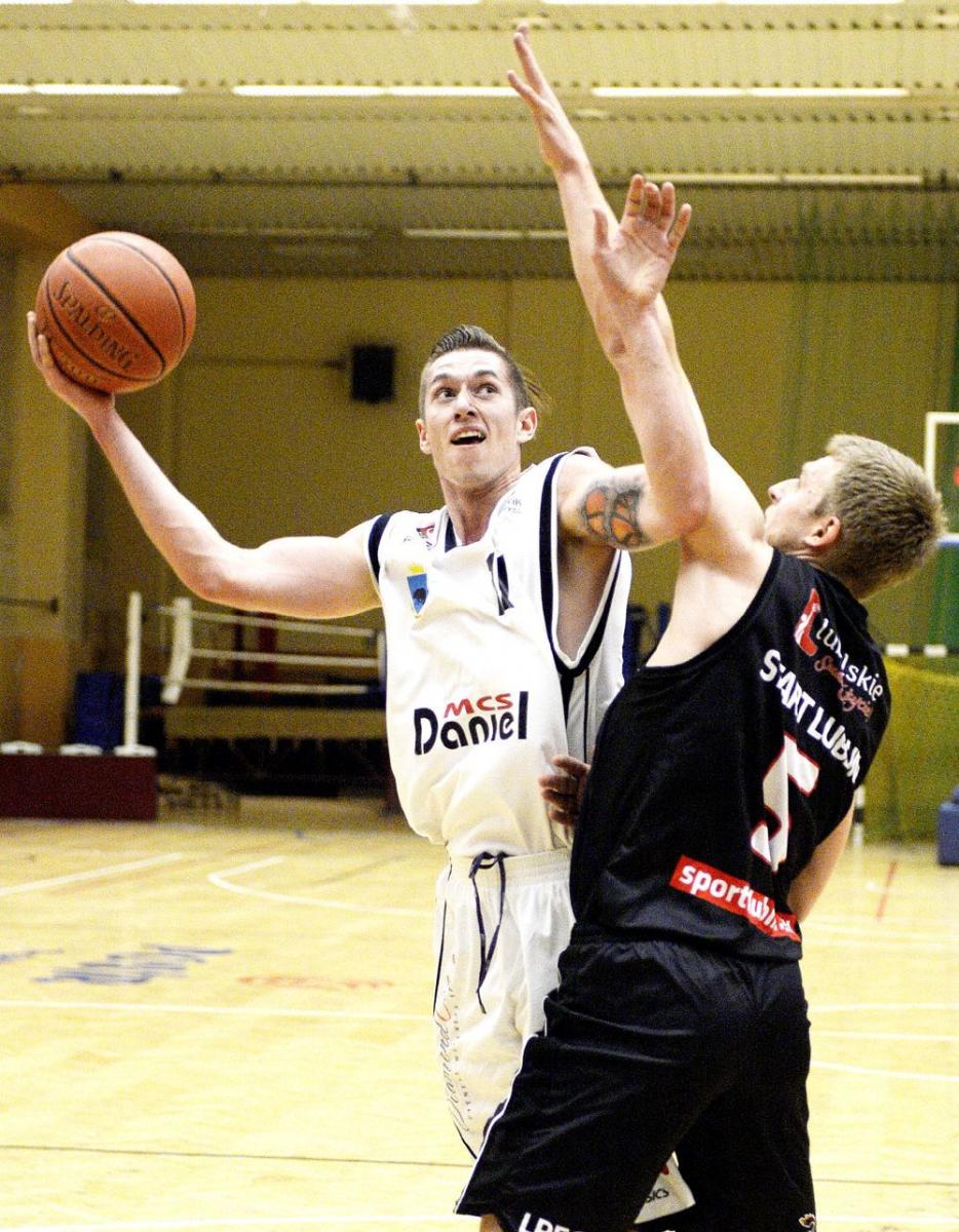 Tomasz Krzywdziński (z piłką) był najlepszym zawodnikiem meczu Shmoolky – MCS Daniel Gimbaskets 2. Ustrzelił double-double (23 pkt; 15 zbiórek), ale nie pomogło to odnieść przemyślanom zwycięstwa.<br/>fot.ze zbiorów własnych