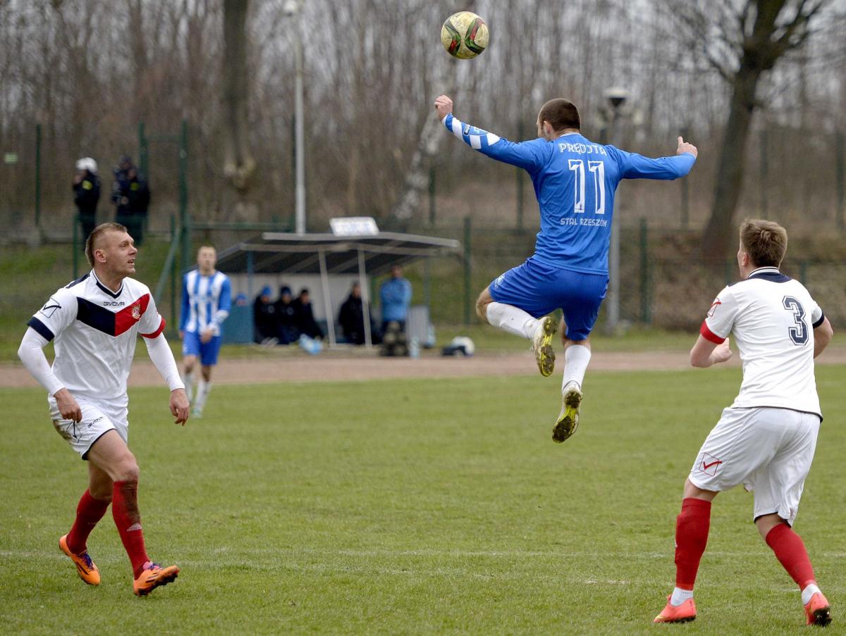 Najskuteczniejszy w zespole Stali Rzeszów Piotr Prędota (w środku) został zupełnie wyłączony z gry przez defensorów Polonii. Z prawej Yaroslav Suchockyj, z lewej Paweł Załoga.<br/>fot.zbiory własne