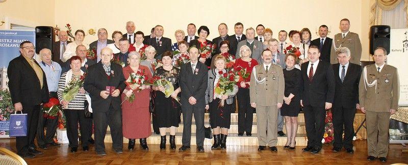 Odznaczeni rodzice na wspólnym zdjęciu z władzami powiatu i szefem Wojskowej Komendy Uzupełnień w Jarosławiu.<br/>fot.Starostwo Powiatowe w Jarosławiu