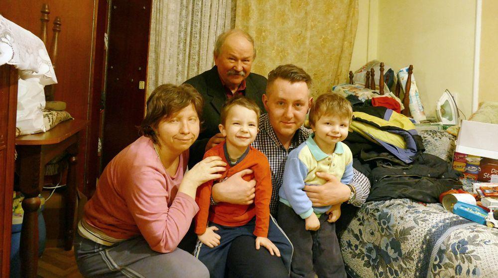 Przedstawiciele Przemyskiej Kongregacji Kupieckiej z wizytą u jednej z polskich rodzin w Samborze.<br/>fot.ze zbiorów organizatora akcji