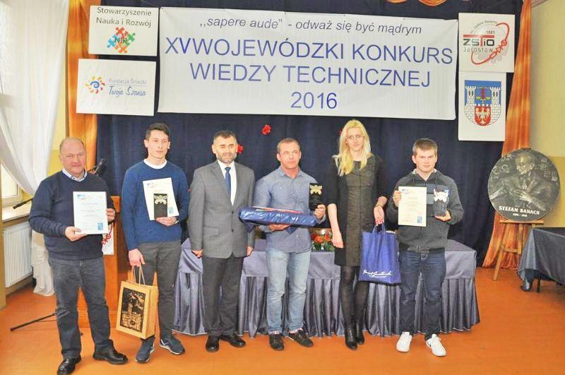 Zwycięscy konkursu ze swoimi opiekunami, oraz przedstawicielami organizatorów.<br/>fot.zbiory własne