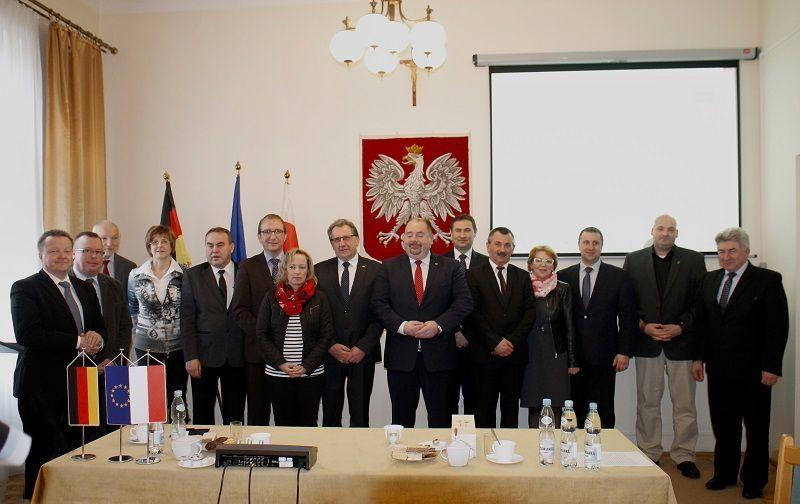 Wspólne zdjęcie uczestników niemieckiej delegacji z samorządowcami.<br/>fot.Roman Kijanka