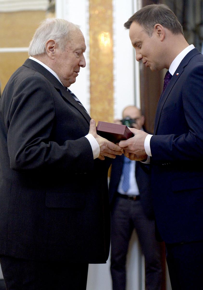 Przemyślanin Jan Hołówka odebrał Krzyż Komandorski Orderu Odrodzenia Polski, który prezydent Andrzej Duda przyznał pośmiertnie jego wujowi Michałowi Krukowi. <br/>fot.zbiory własne