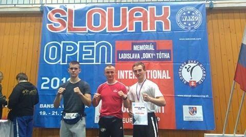 W środku trener Marcin Jaworski i dwóch zawodników z Klubu „Gimnazjon Chłopice” Adrian Miciak i Patryk Szwed na międzynarodowym turnieju kickboxingu Slovak Open. 