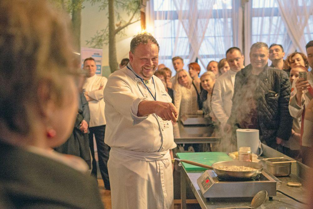 Goście przyglądali się pokazom kulinarnym live cooking i fireshow w wykonaniu zawodowych szefów kuchni.<br/>fot.Kamil Jacek Zarański