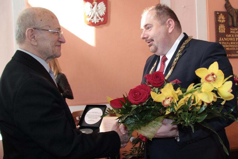 Zygmunt Strenczak ze wzruszeniem przyjął tytuł Honorowego Obywatela Miasta Jarosławia.<br/>fot.Roman Kijanka