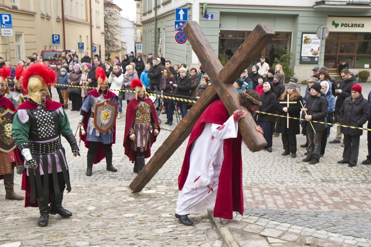 Jezus upadający pod krzyżem.<br/>fot.Jacek Szwic
