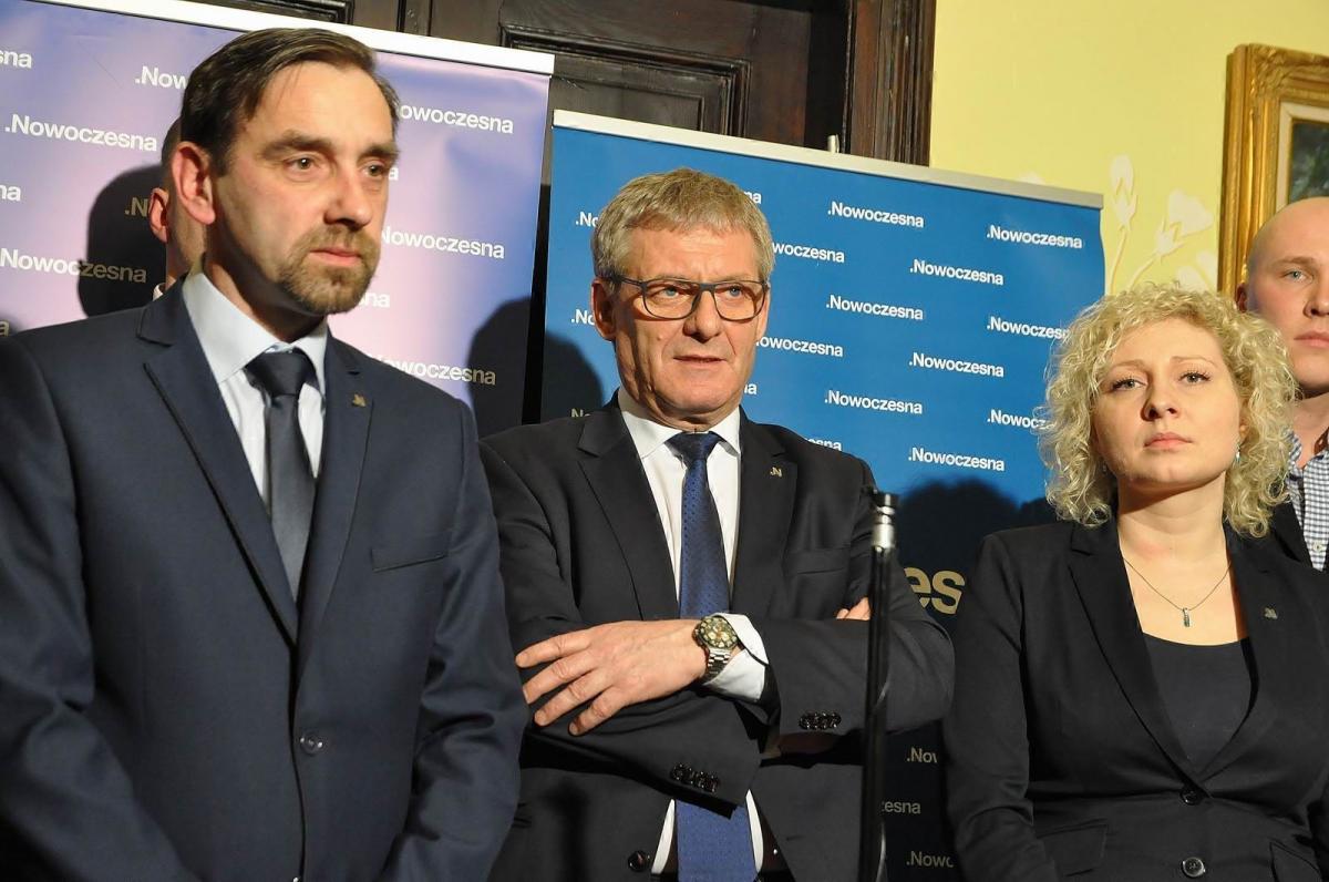 – Będziemy widoczni – zapowiadają działacze . nowoczesnej. Na zdjęciu od lewej: Paweł Haliniak, przewodniczący koła partii w Przemyślu oraz posłowie: Grzegorz Furgo i Marta Golbik.<br/>fot.Paweł Bugira