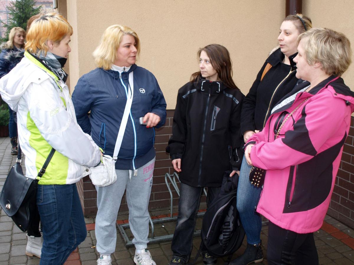 – Kto będzie w stanie kilka razy w miesiącu przychodzić tutaj i stać w kolejkach? Niektórzy biorą po pięć różnych świadczeń. Są tacy, którzy pracują i muszą się zwalniać, aby odstać swoje. Po wejściu zmian wielu z nas będzie musiało kilka razy w miesiącu prosić pracodawcę o zwolnienie, a pracodawcy 