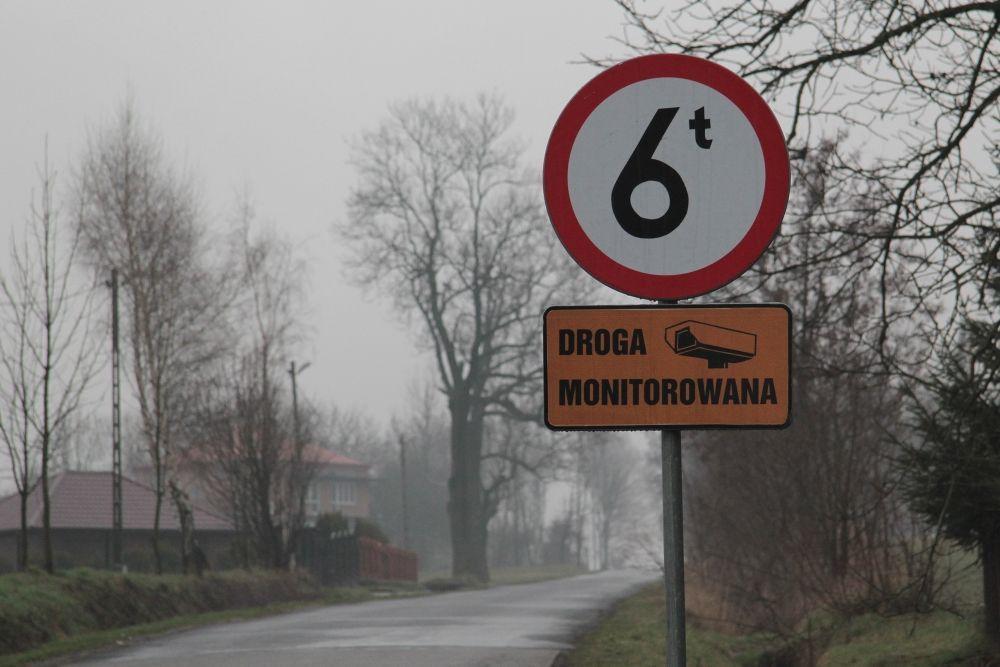 Na takim odcinku lepiej nie ryzykować z cięższym pojazdem, bo gdzieś na trasie czeka kamera.<br/>fot.Roman Kijanka