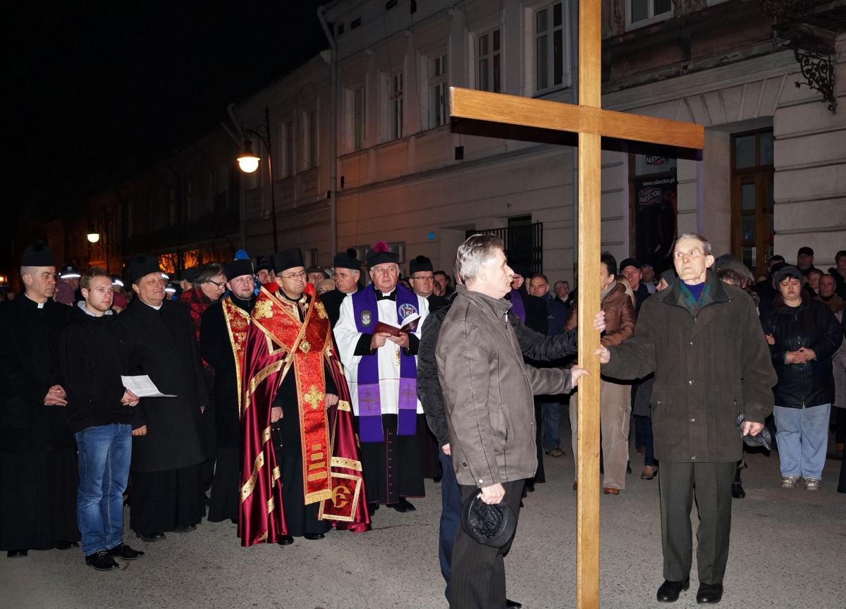 W uroczystości udział wzięli hierarchowie obu kościołow. Metropolita przemysko-warszawski obrządku greckokatolickiego abp Eugeniusz Popowicz oraz przemyski biskup pomocniczy obrządku rzymskokatolickiego Adam Szal.<br/>fot.Bogusława Pajda