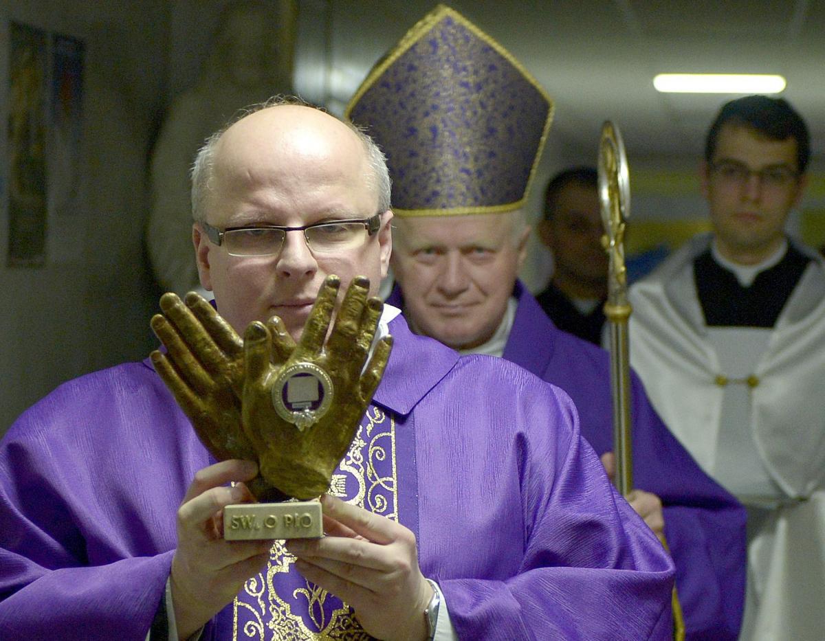 Relikwie św. Ojca Pio wniósł do kaplicy kapelan ks. Maciej Kandefer. Mszy świętej  przewodniczył biskup Adam Szal.<br/>fot.zbiory własne